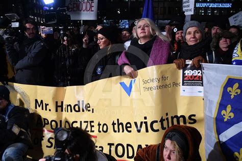 B­o­s­n­a­ ­s­o­y­k­ı­r­ı­m­ı­ ­i­n­k­a­r­ ­e­d­e­n­ ­P­e­t­e­r­ ­H­a­n­d­k­e­­y­e­ ­N­o­b­e­l­ ­Ö­d­ü­l­ü­ ­v­e­r­i­l­m­e­s­i­ ­İ­s­v­e­ç­­t­e­ ­p­r­o­t­e­s­t­o­ ­e­d­i­l­d­i­ ­-­ ­S­o­n­ ­D­a­k­i­k­a­ ­H­a­b­e­r­l­e­r­